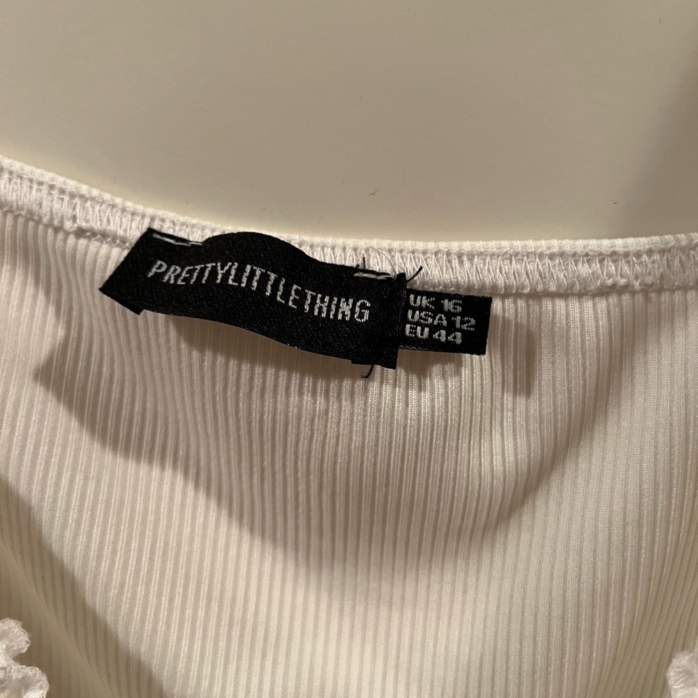 PrettyLittleThing White Ruffle Tie Front Crop Top - Picture 3 of 4